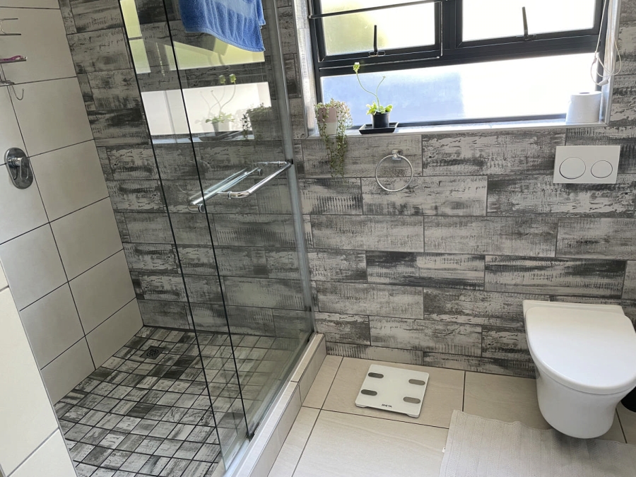 4 Bedroom Property for Sale in Pearl Bay Western Cape